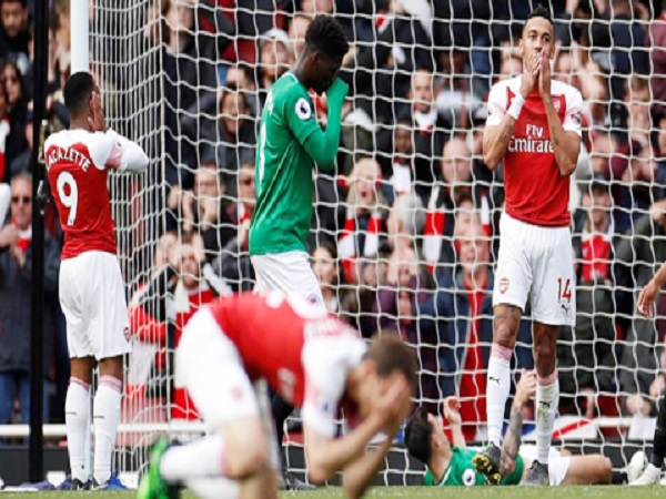 Arsenal và M.U hụt hơi trong cuộc đua Top 4